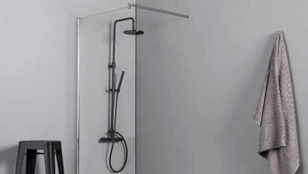 Jednoduchý design a přirozené odstíny pro moderní koupelnový nábytek