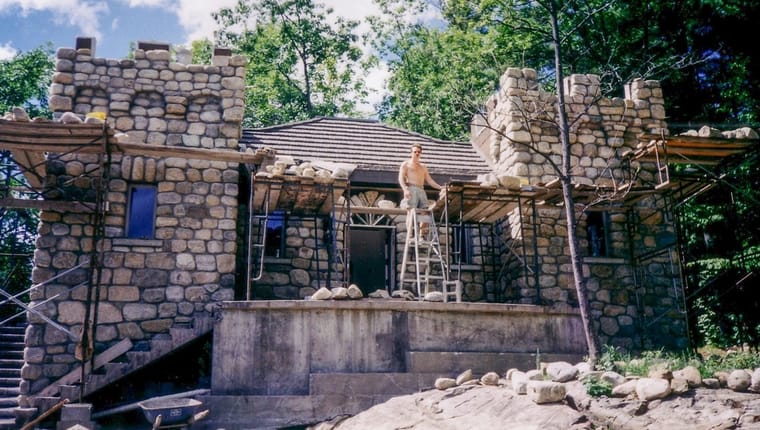 Otec slíbil tříletému synovi zámek a skutečně mu ho postavil