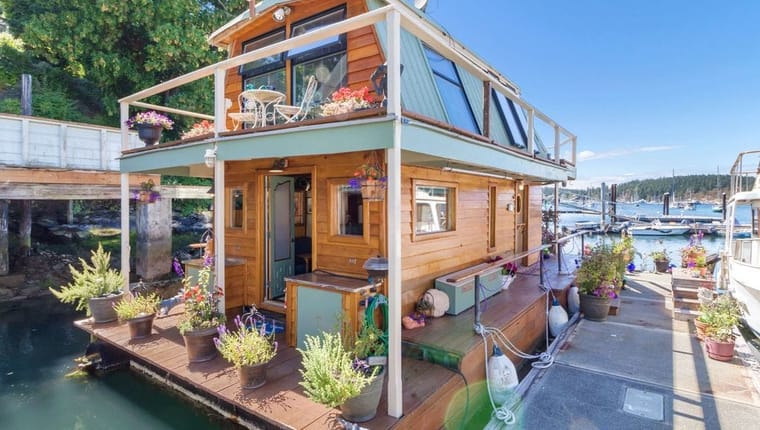 Mini houseboat plný dřeva a zeleně