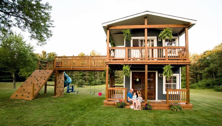 Otec postavil svým dcerám úžasný zahradní domek: Má dvě patra, verandu i tobogan!