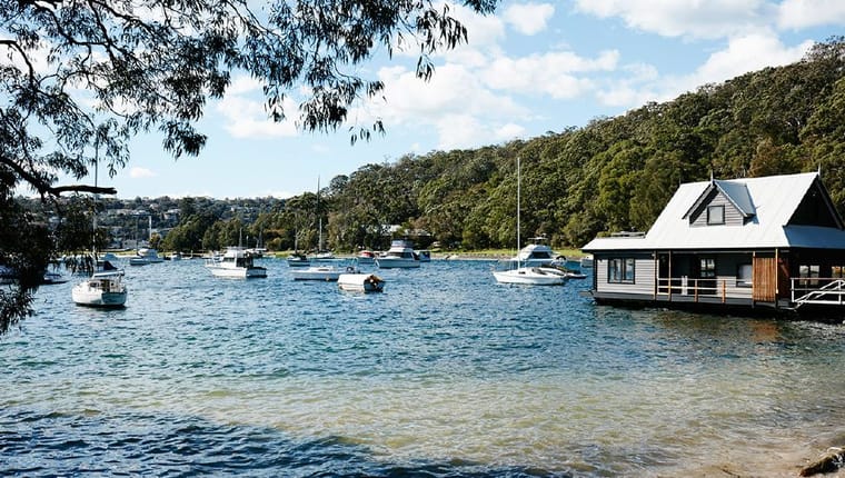 Recyklované materiály, praktičnost i pohodlí. Tak je oceněn houseboat v australském přístavu