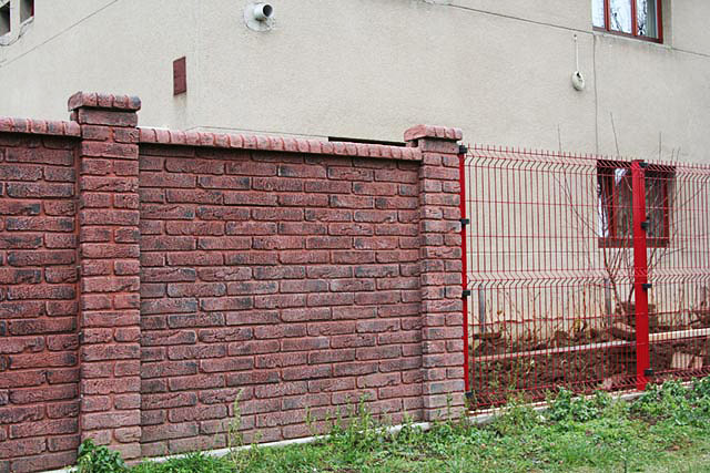 Cihlový plot zaujme na první pohled