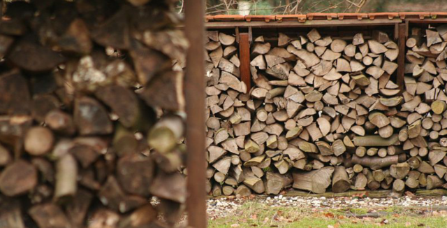 Lidé se vracejí k topení dřevem